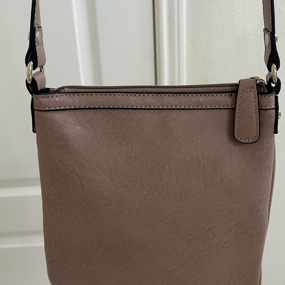 Guess - Picture 2 of 4